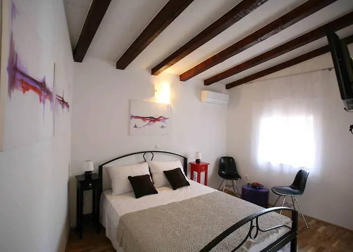 Heritage Stone House Rooms Beljan - Trogir Old Town بيت ضيافة 3*